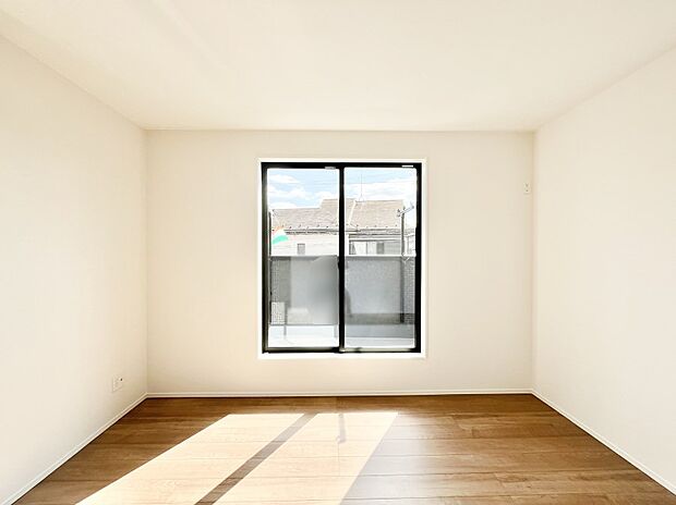 明るいバルコニーサイドに洋室を設置。目覚めの良い寝室に。　 