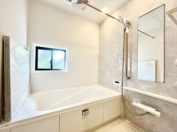 落ち着いた雰囲気でゆっくりお寛ぎいただけるバスルーム　