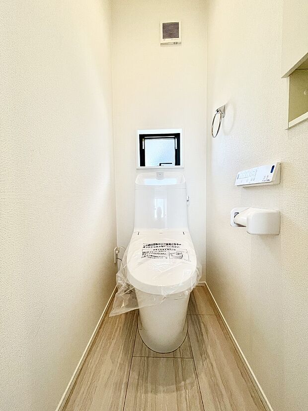 明るく清潔感のあるトイレです。