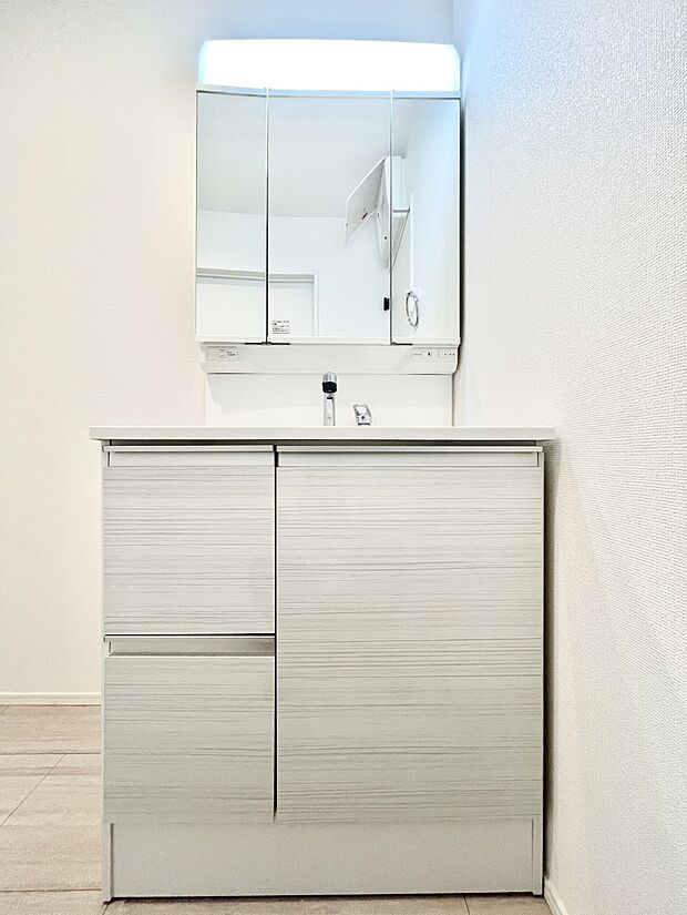 収納力と機能性に優れた洗面化粧台　