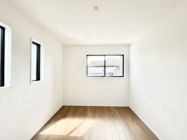 窓からのやさしい光が心地よいプライベートルーム