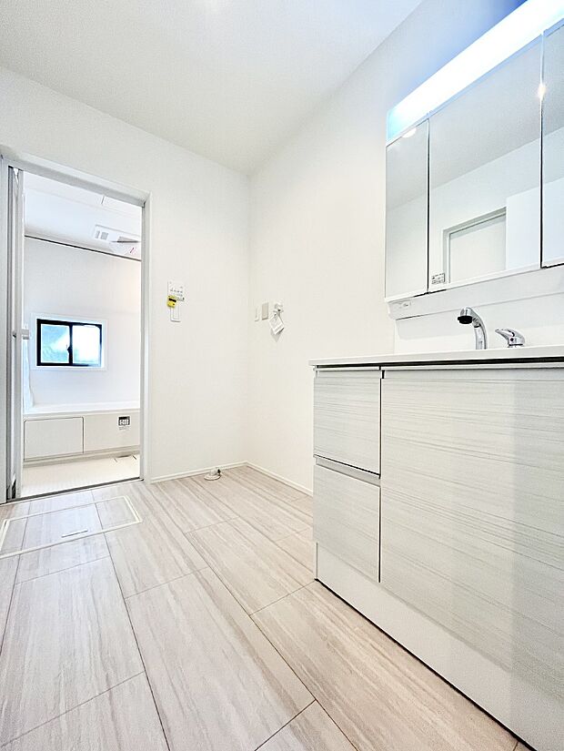 身支度もスムーズにおこなえる脱衣場  　    