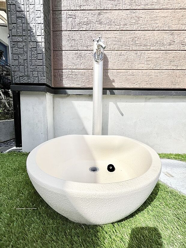 外水栓があると、庭のお手入れやちょっとした手洗い・洗車に便利です！　 