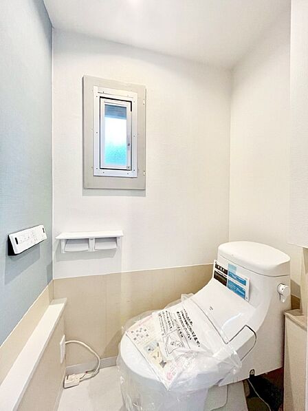 明るく清潔感のあるトイレです。