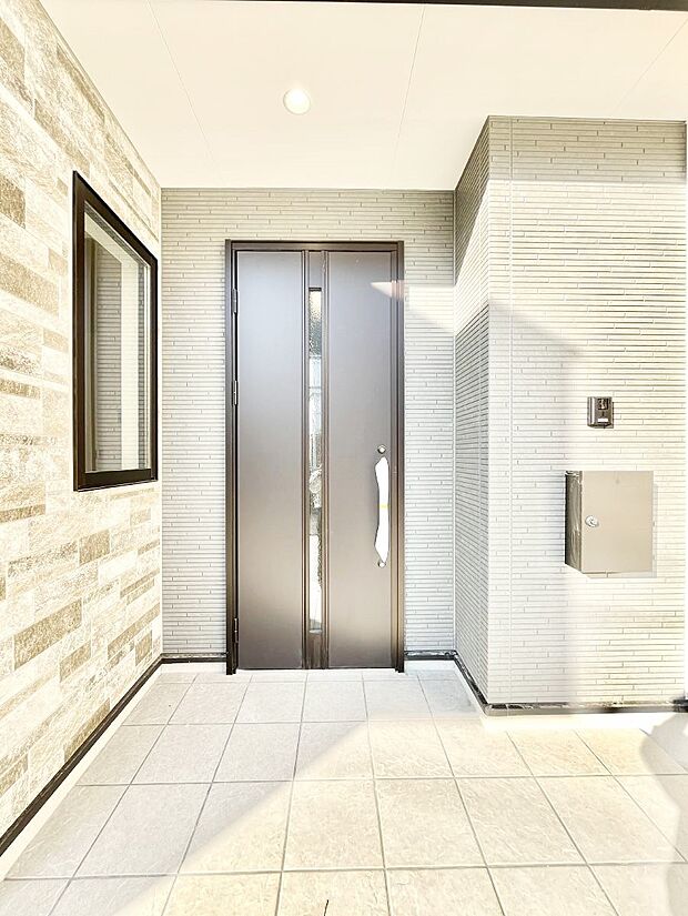 玄関前は雨が降っても濡れにくい屋根付き