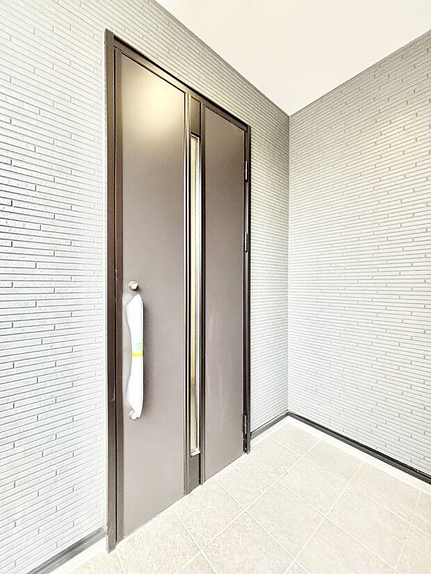 玄関前は雨が降っても濡れにくい屋根付き