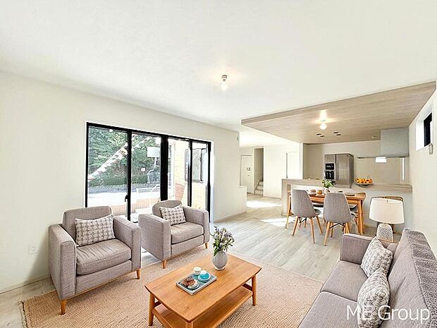 ご家族の賑やかな話し声で包まれる明るいリビング ※家具はCGです