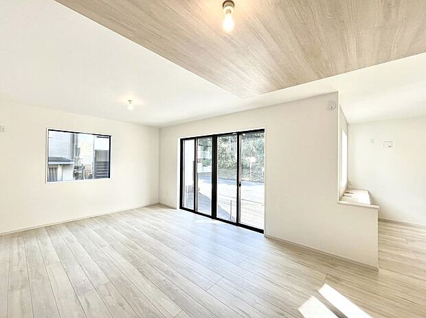 大きな窓からたっぷりの陽光と風を感じられるリビング