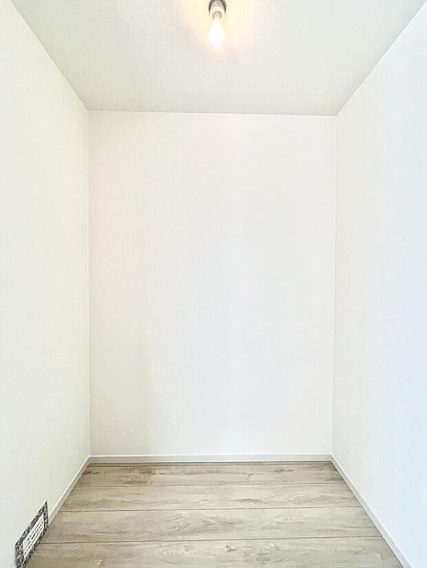 ウォークインクローゼット付きで生活空間を広く利用できます。