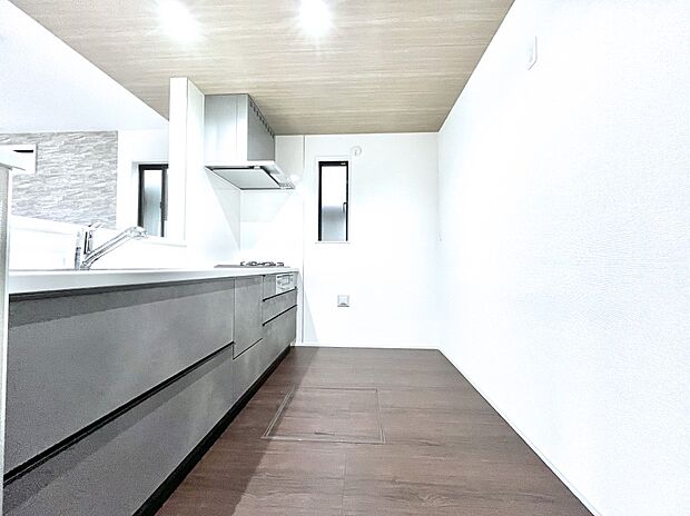 爽やかな風が通り抜けるキッチン。窓があるので明るく換気にも役立ちます。