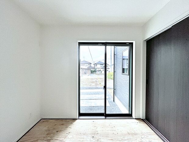 リビングと隣り合っている和室。ほっと一息できる和の空間も忘れずに。 