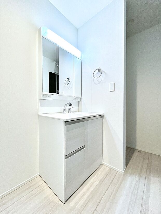 清潔感のある快適空間です。毎日の身支度も気持ち良くお使い頂けます。 