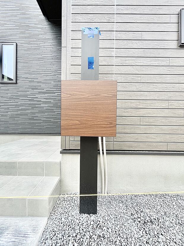 表札・インターホン・ポストをひとつに集約。エントランスになじむシンプルデザイン。