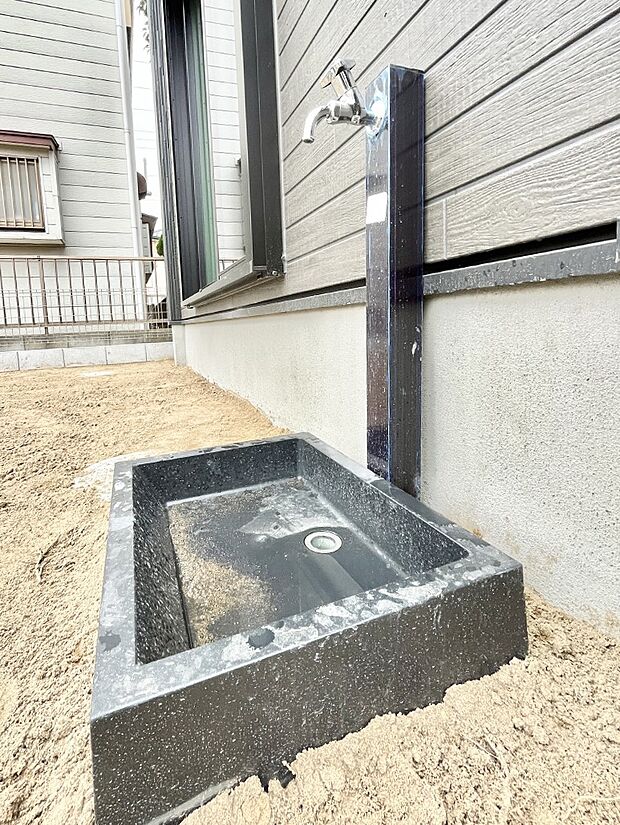 外水栓があると、庭のお手入れやちょっとした手洗い・洗車に便利です！ 