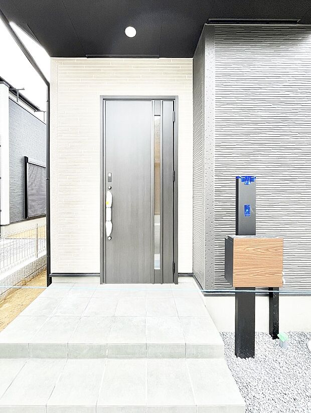 大切な家族、来客を出迎える玄関。