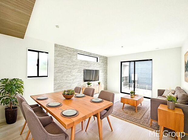 ご家族の賑やかな話し声で包まれる明るいリビング ※家具はCGです