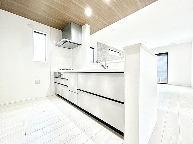 爽やかな風が通り抜けるキッチン。窓があるので明るく換気にも役立ちます。