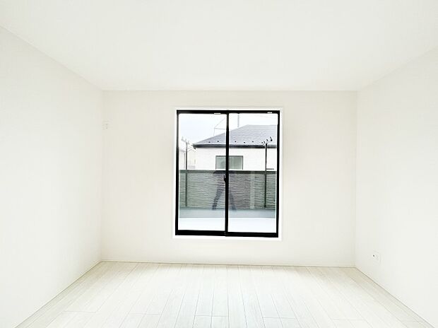 明るいバルコニーサイドに洋室を設置。目覚めの良い寝室に。