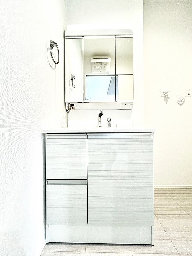 大きく見やすい三面鏡で清潔感ある洗面台は、身だしなみチェックや肌のお手入れにおすすめです。