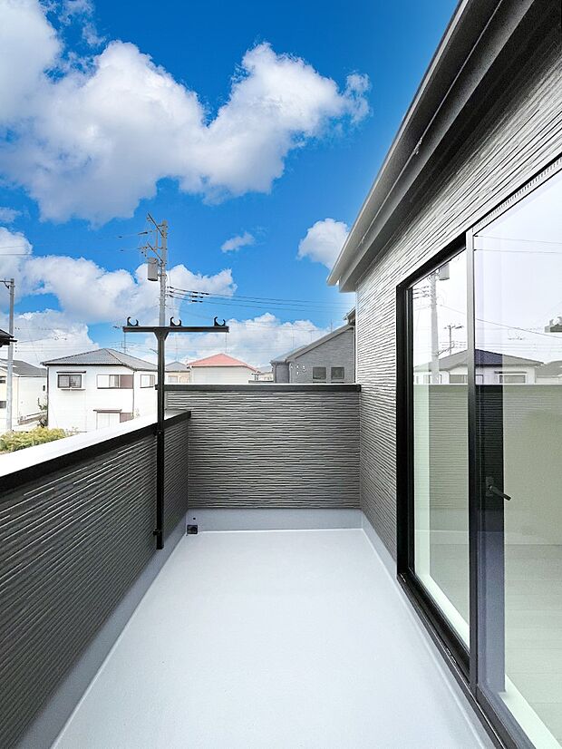 ゆったりバルコニーだから沢山お洗濯ものを干せます。