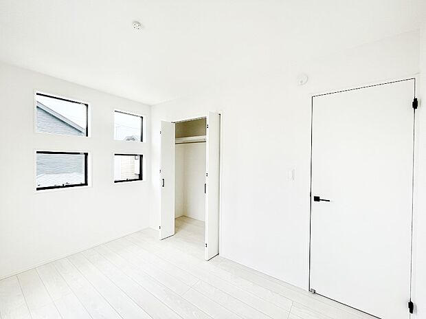 4つ並んだ窓からの爽やかな日差しがお部屋全体を優しく包み込んでくれます