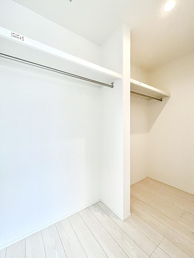 ウォークインクローゼット付きで生活空間を広く利用できます。