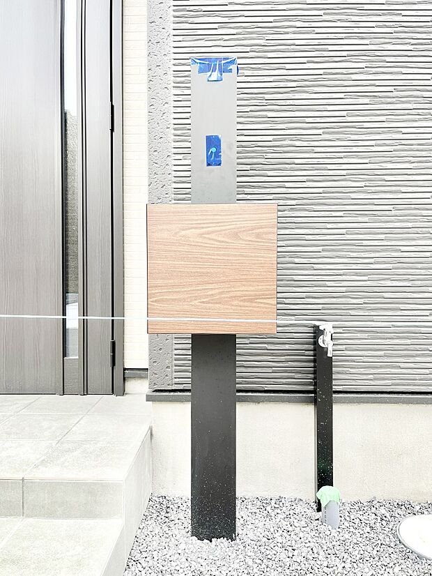 シンプルデザインのポスト。