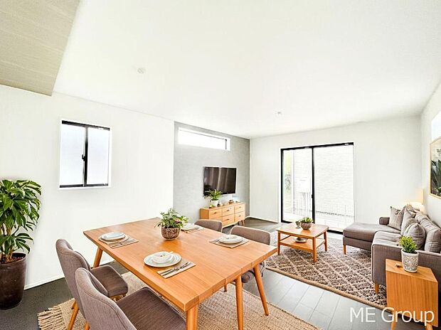 ご家族の賑やかな話し声で包まれる明るいリビング  ※家具はCGです