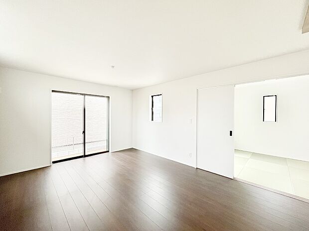 家族の笑顔が自然と生まれてくる、そんな雰囲気のダイニングに仕上がっています。