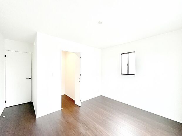 ウォークインクローゼットがあるお部屋！季節ごとの入れ替えも不要で便利です。 