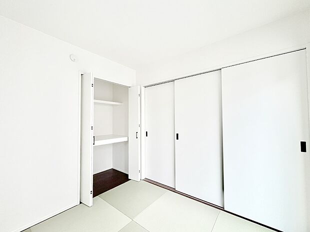 リビングと隣り合っている和室。ほっと一息できる和の空間も忘れずに。 