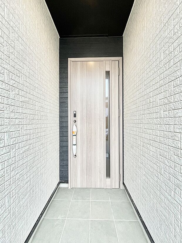 大切な家族、来客を出迎える玄関。