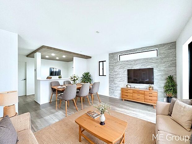 ご家族の賑やかな話し声で包まれる明るいリビング ※家具はCGです