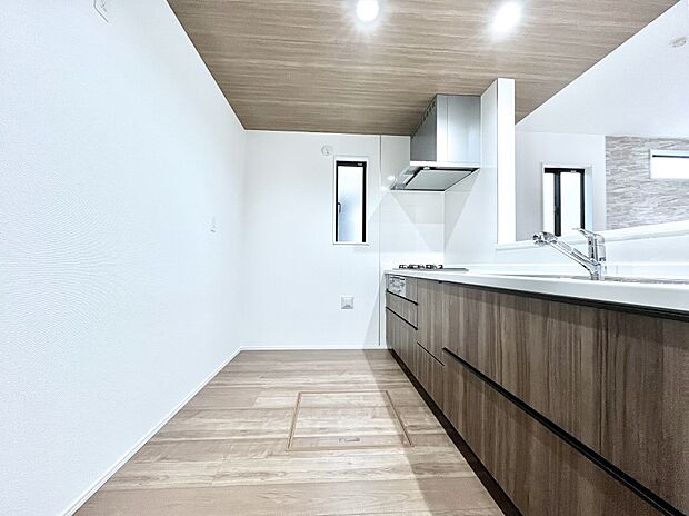 爽やかな風が通り抜けるキッチン。窓があるので明るく換気にも役立ちます。