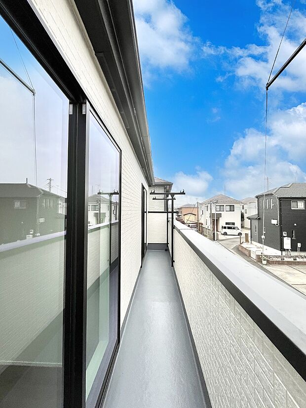 ゆったりバルコニーだから沢山お洗濯ものを干せます。