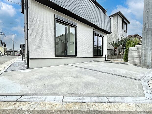 2台(車種による)駐車可!ご家族みんなの自転車も置ける広々カースペース。