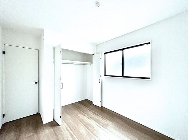 明るいバルコニーサイドに洋室を設置。目覚めの良い寝室に。