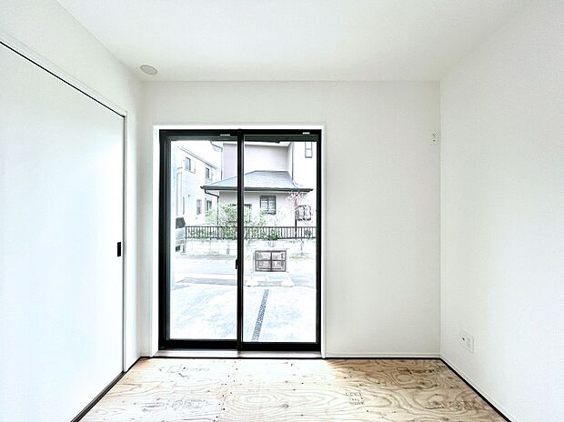 リビングと隣り合っている和室。ほっと一息できる和の空間も忘れずに。