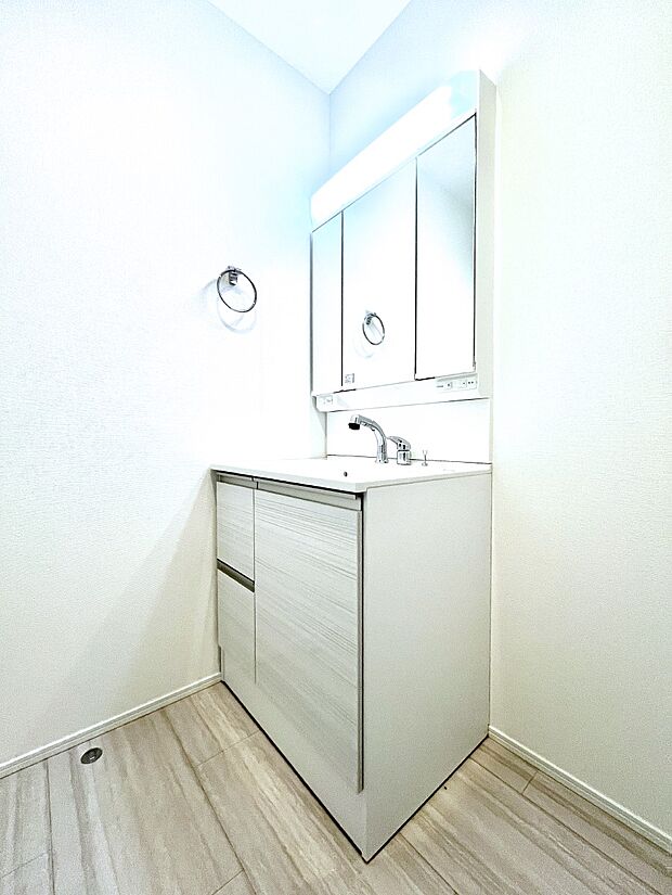 清潔感のある快適空間です。毎日の身支度も気持ち良くお使い頂けます。