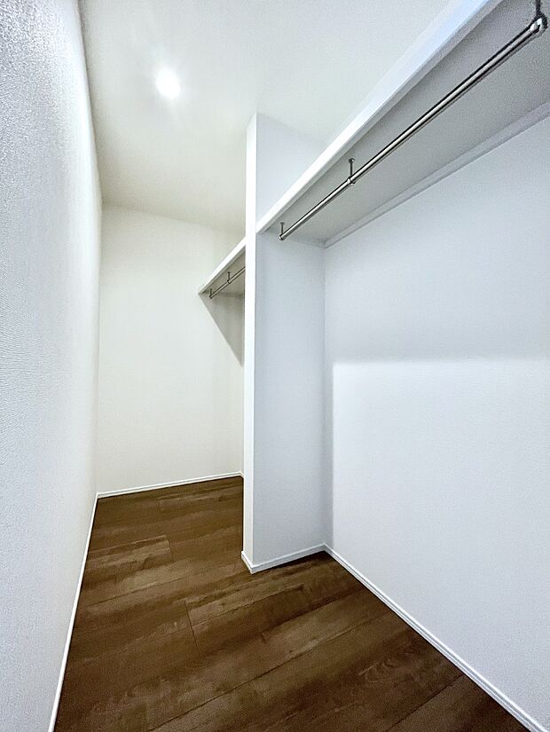 ウォークインクローゼット付きで生活空間を広く利用できます。