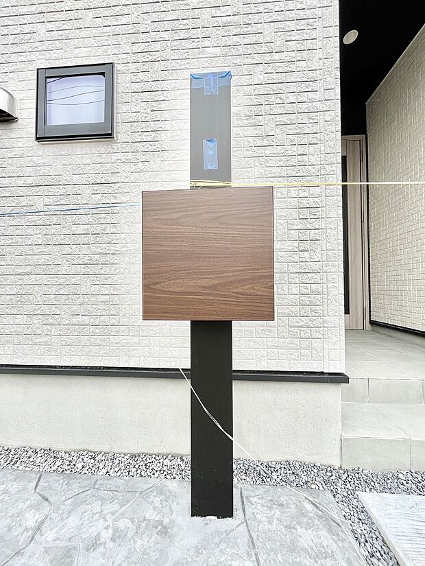 表札・インターホン・ポストをひとつに集約。エントランスになじむシンプルデザイン。