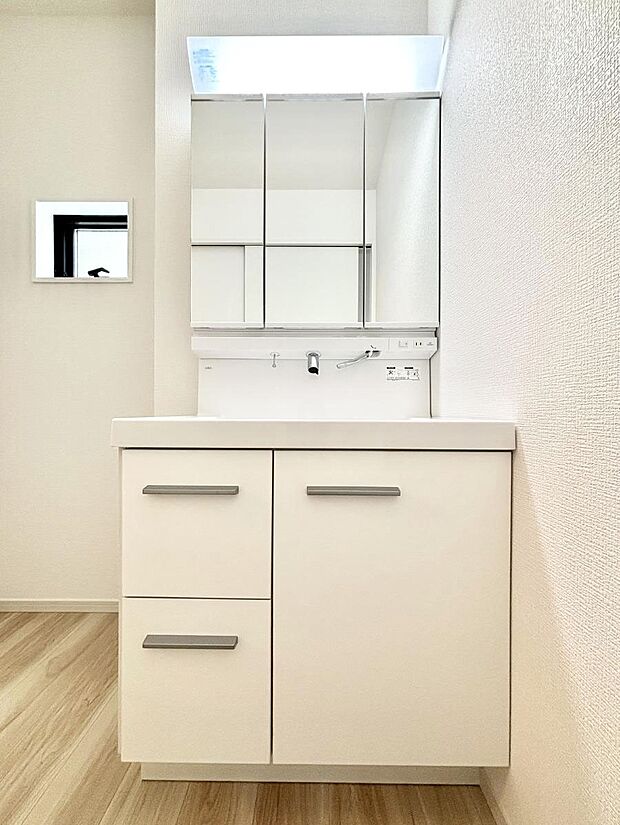 大きく見やすい三面鏡で清潔感ある洗面台は、身だしなみチェックや肌のお手入れにおすすめです。