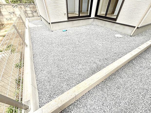 ガーデニングや家庭菜園も楽しめるお庭付き。