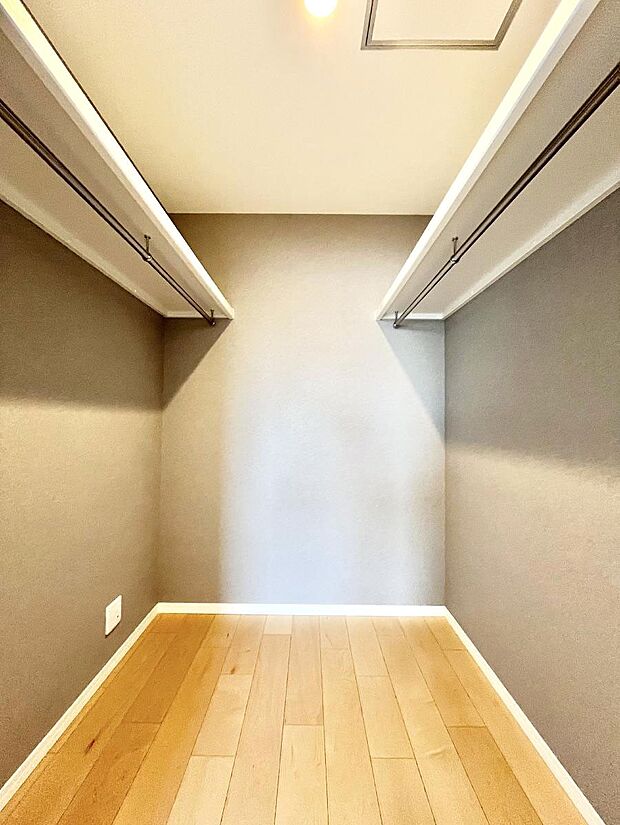 ウォークインクローゼット付きで生活空間を広く利用できます。