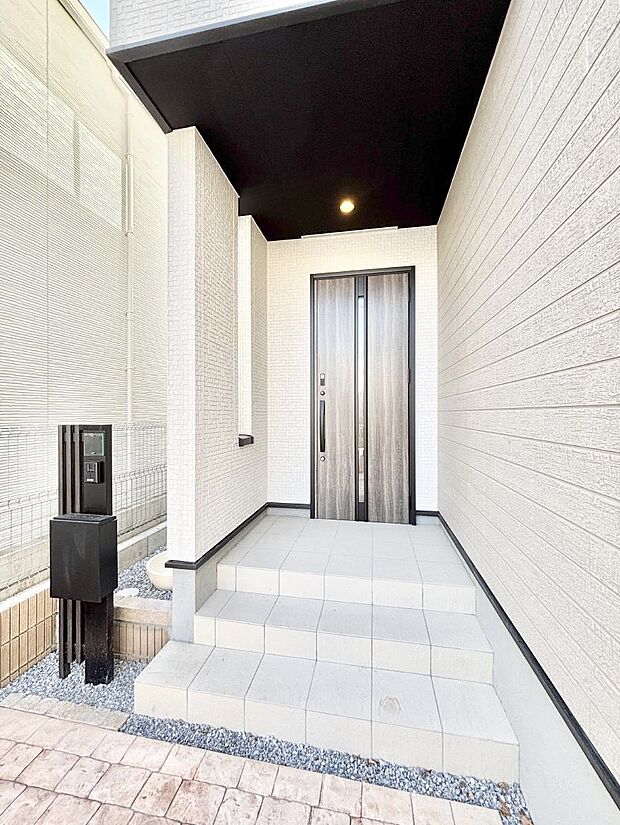 大切な家族、来客を出迎える玄関。