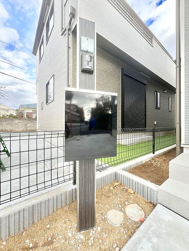 表札・インターホン・ポストをひとつに集約。エントランスになじむシンプルデザイン。