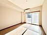 寝室：バルコニーに繋がるお部屋は開放感があります。 