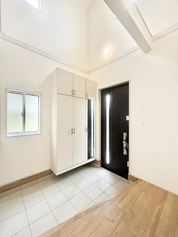 上部吹き抜けのある明るい玄関