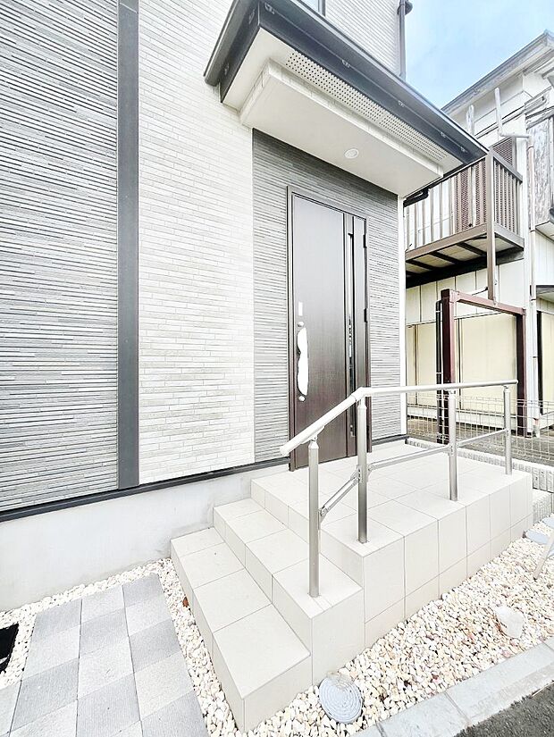 大切な家族、来客を出迎える玄関。