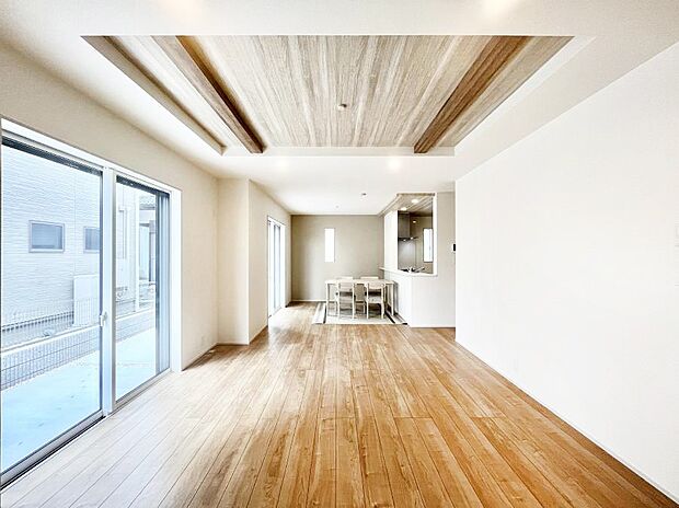 明るい陽光が注ぎ、寛ぎの雰囲気に満たされるリビングダイニング